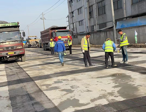 东山老材料的新故事：玻璃纤维土工格栅如何在‘白改黑’浪潮中重获新生？